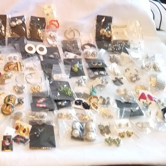 Lot of around 80 earrings - Picture 2 of 2